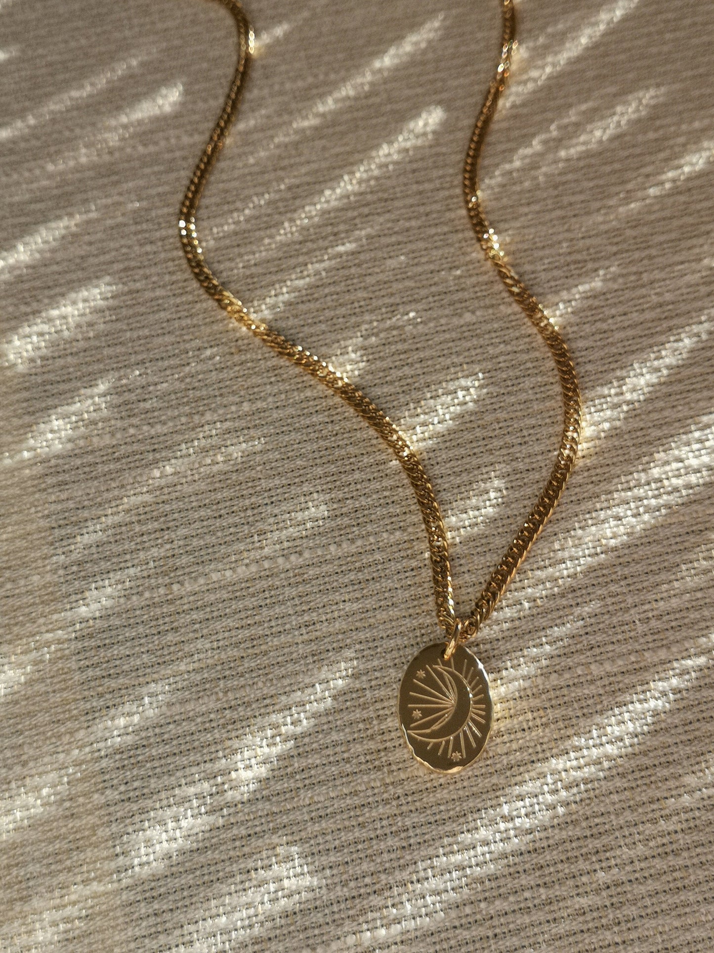Collar luna, medalla luna, LUNA CRECIENTE, amuleto para nuevos proyectos, acero inóxidable