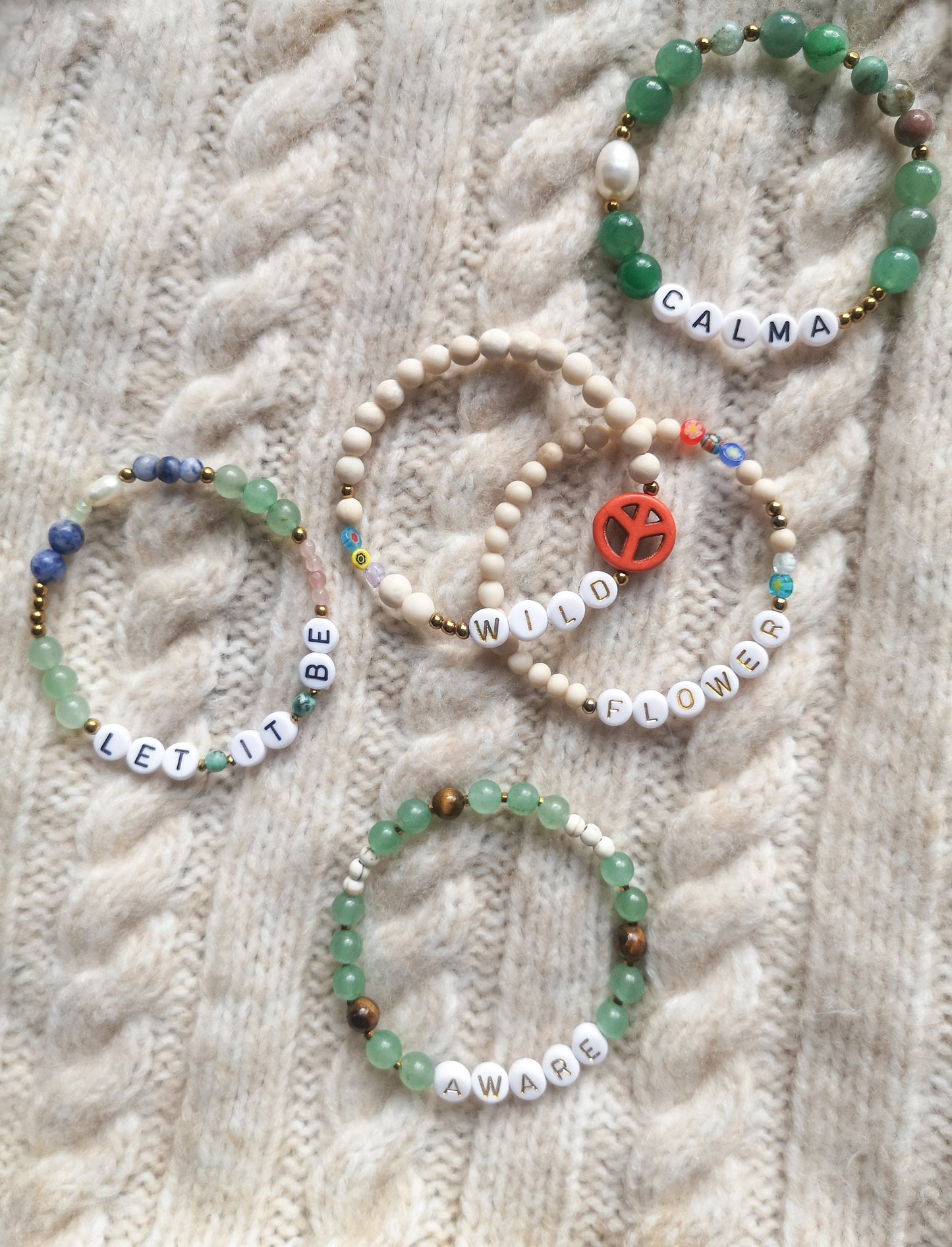 Pulsera de letras CALMA, piedra natural, perla