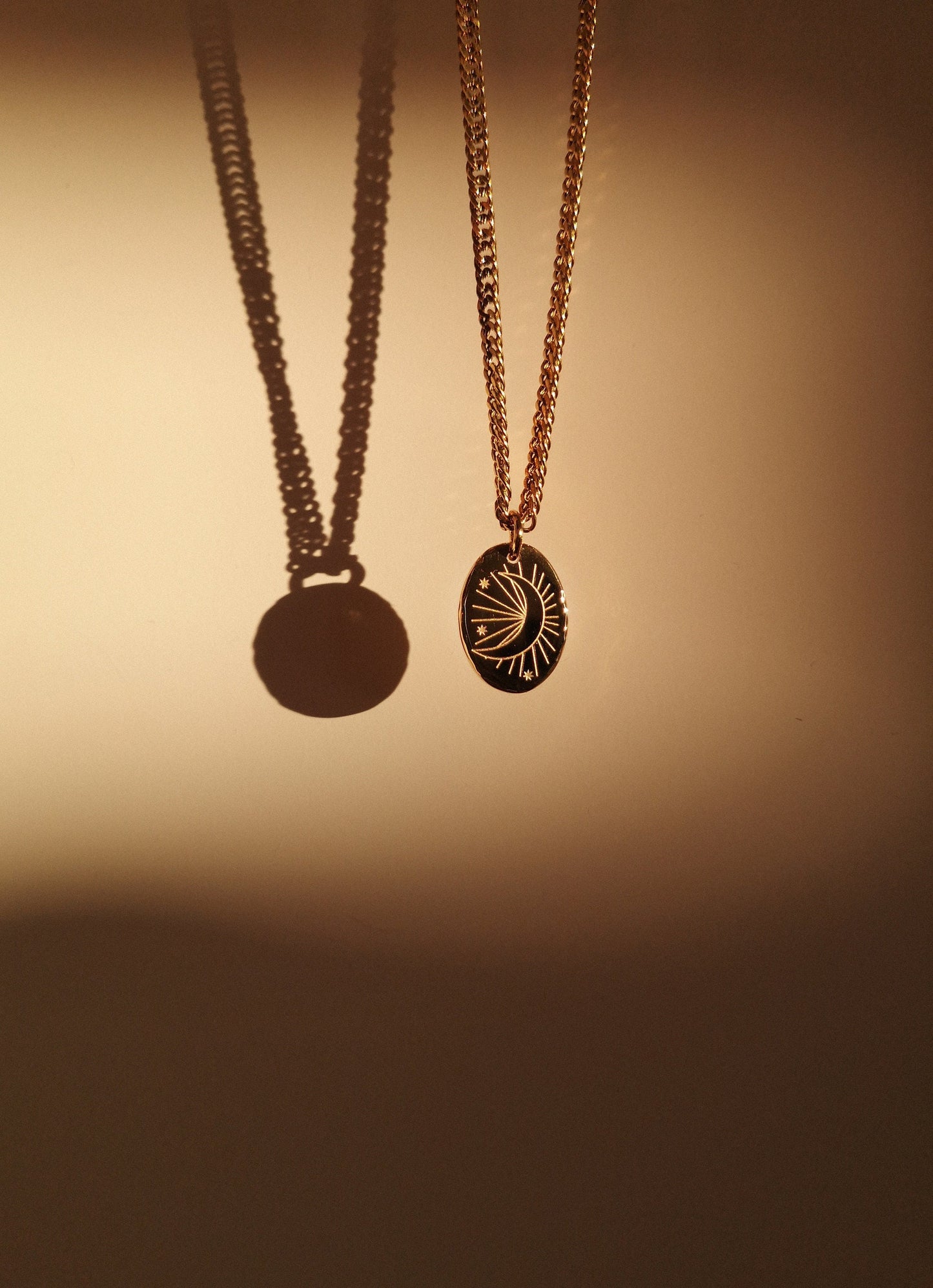 Collar luna, medalla luna,  LUNA CRECIENTE, amuleto para nuevos proyectos, acero inóxidable