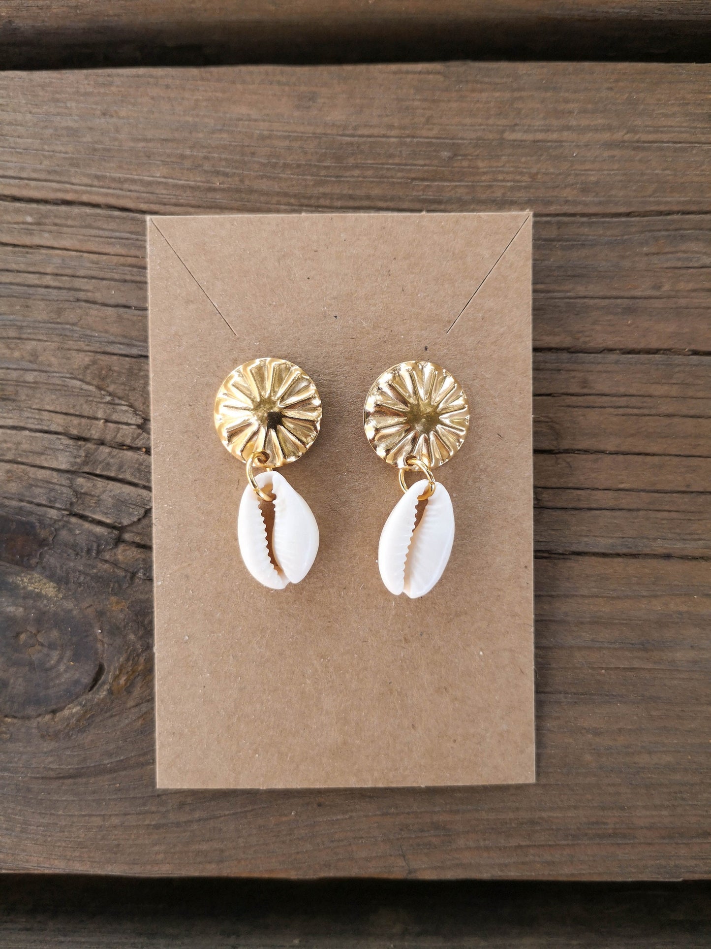 Pendientes Atabey, pendiente dorado con concha kauri, summer feeling, ocean vibes