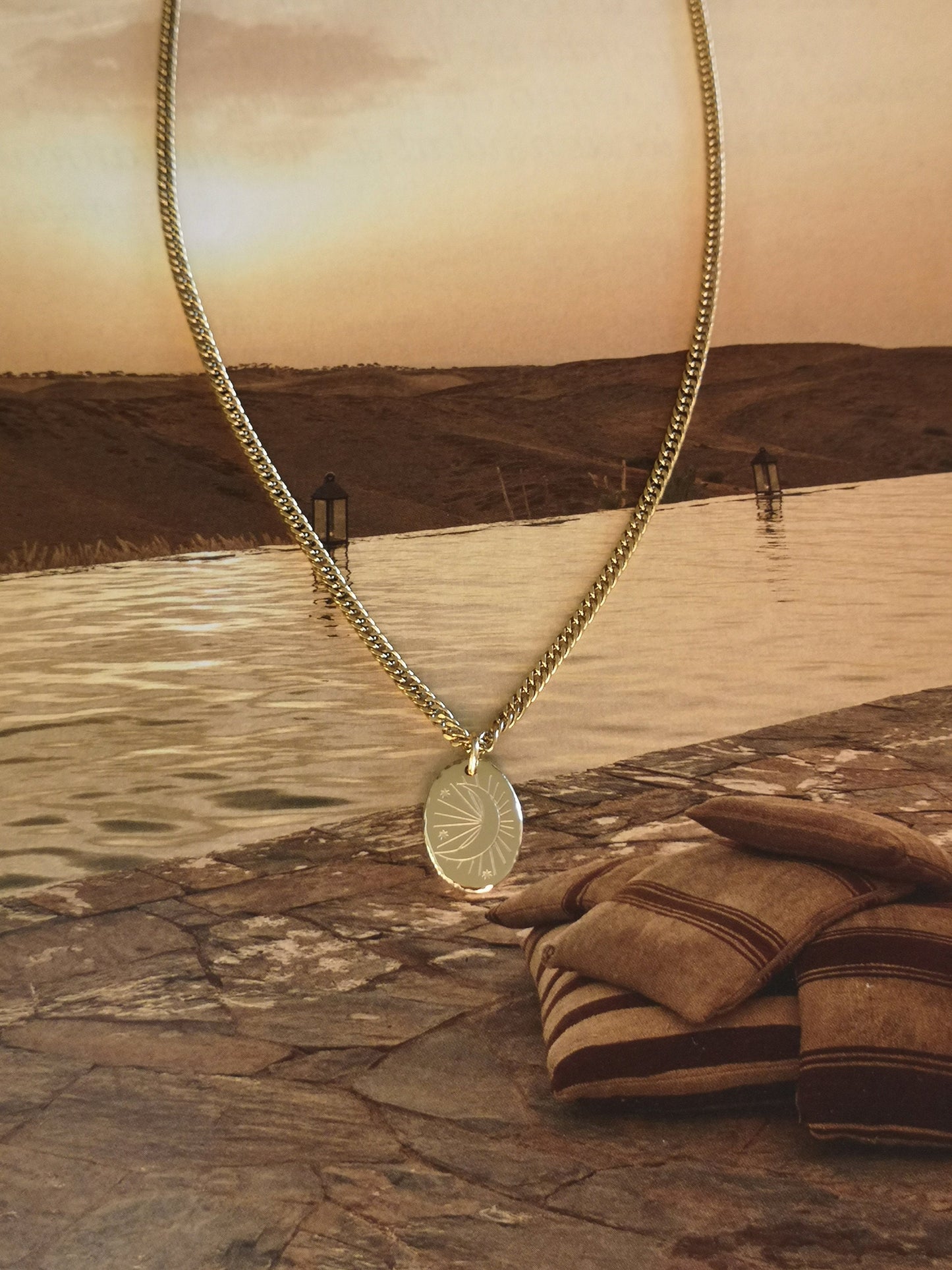 Collar luna, medalla luna,  LUNA CRECIENTE, amuleto para nuevos proyectos, acero inóxidable