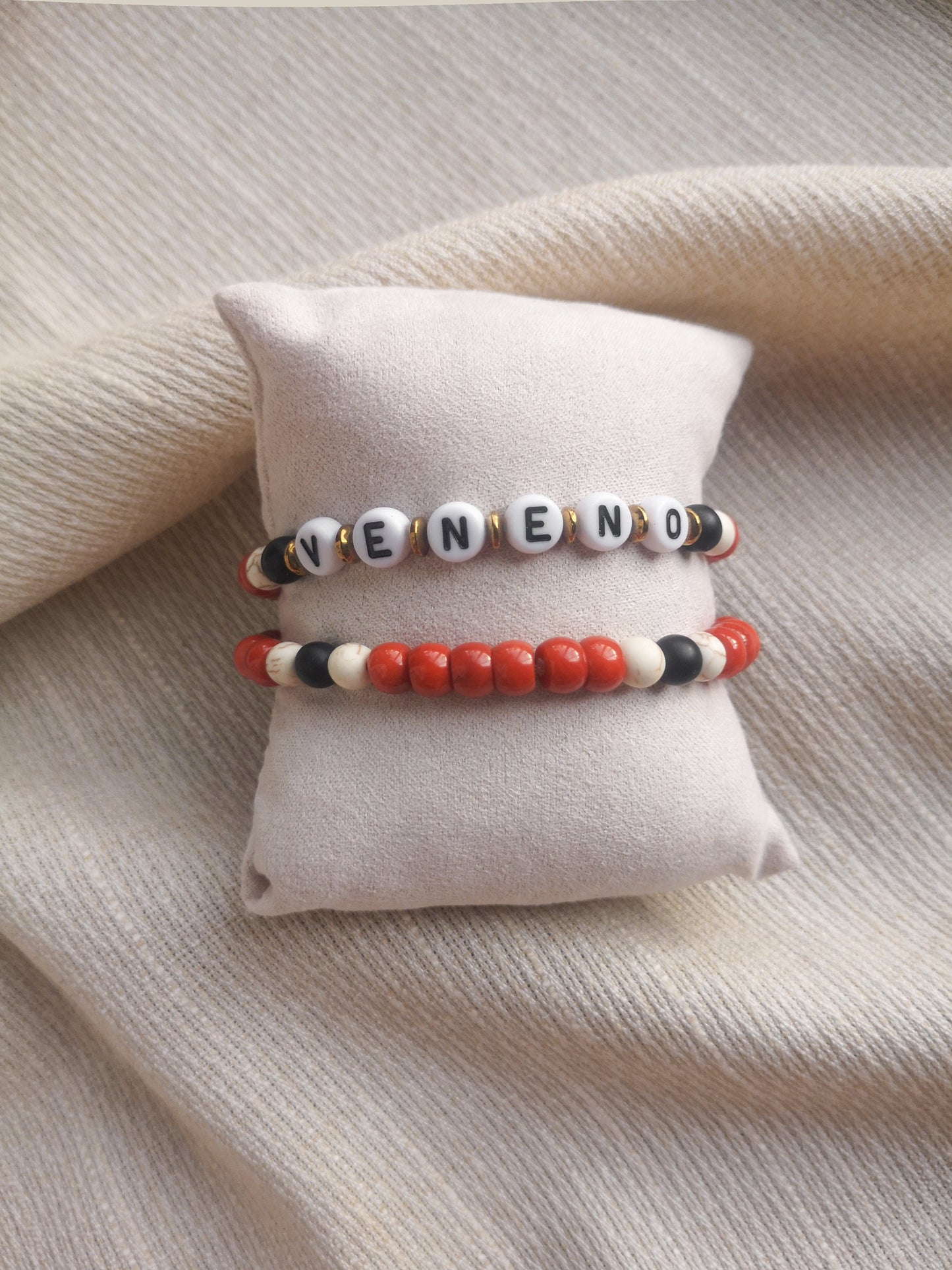 pulsera de letras, VENENO, serpiente, palabras