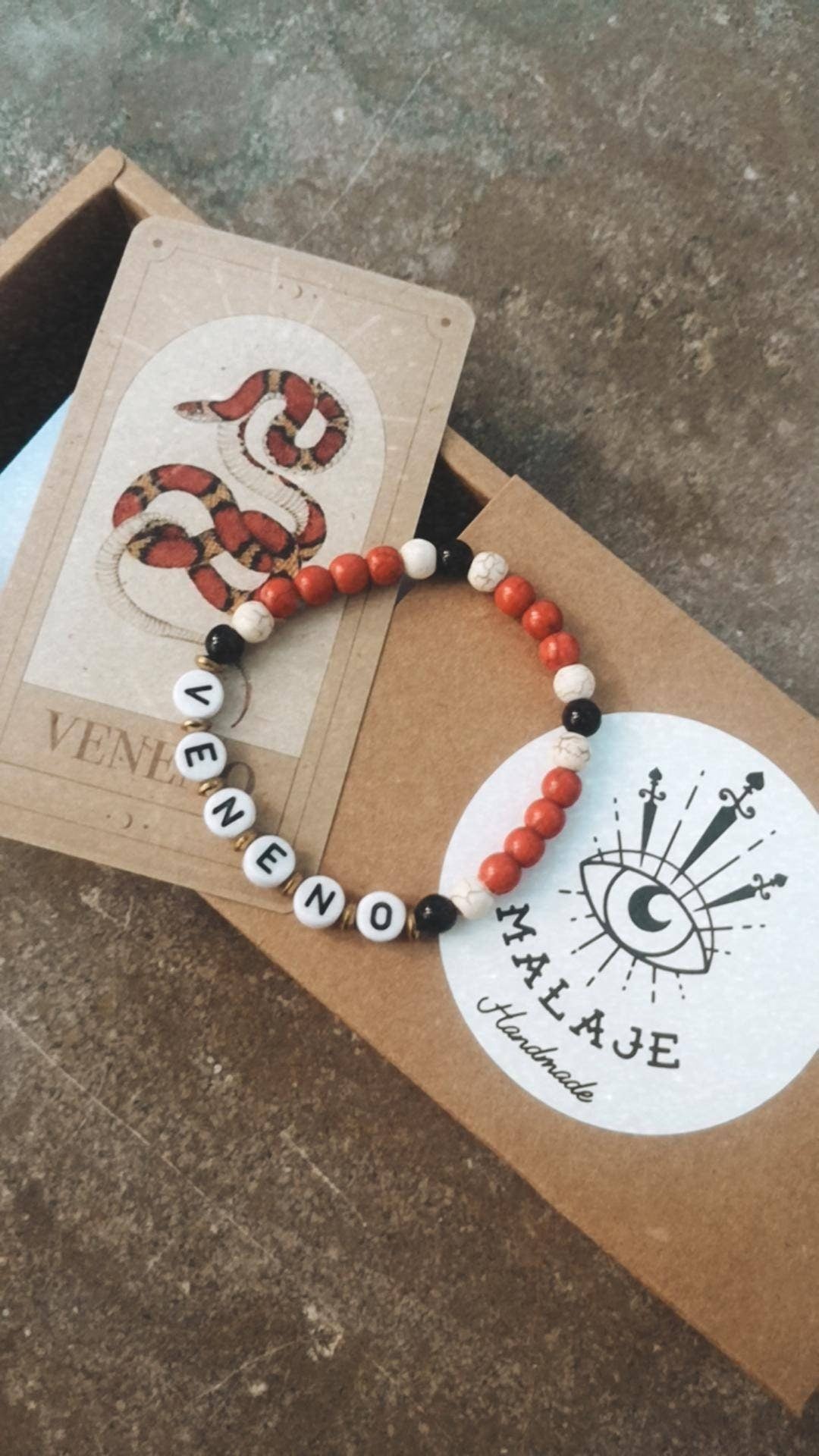 pulsera de letras, VENENO, serpiente, palabras