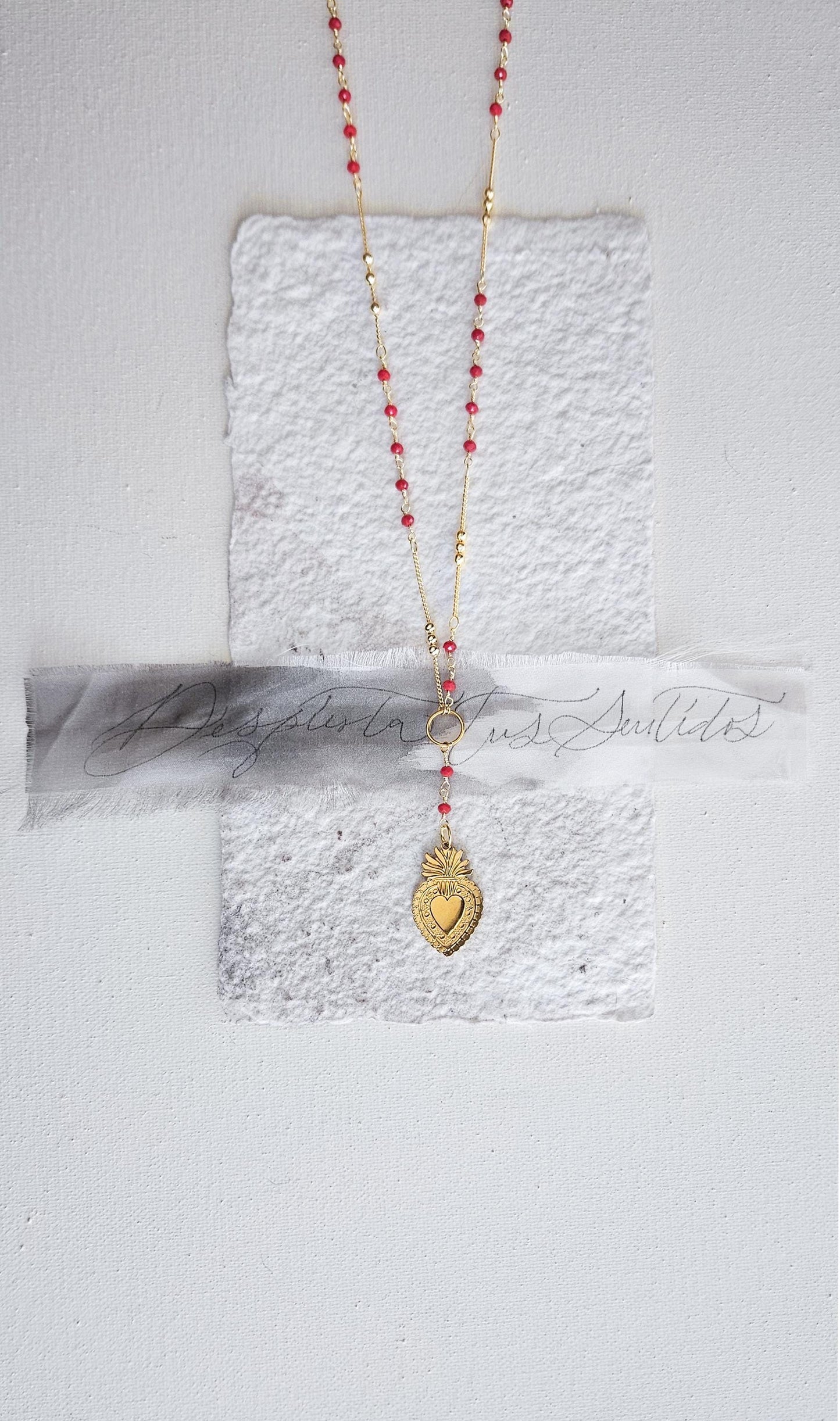 Collar DEVOTION, exvoto, corazón sagrado, (oro + rojo)