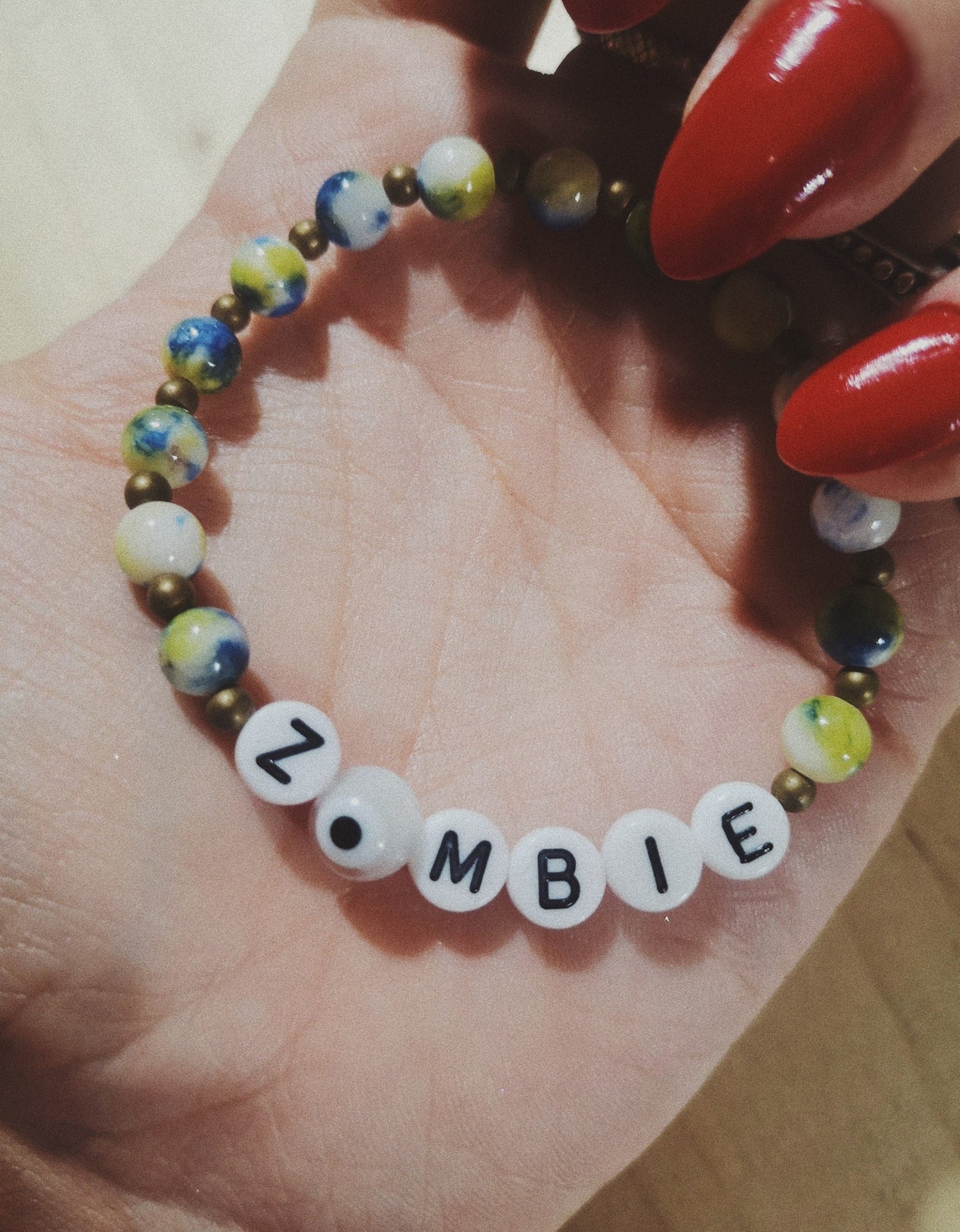 Pulsera de letras, ZOMBIE, ideal para un lunes, horror movie