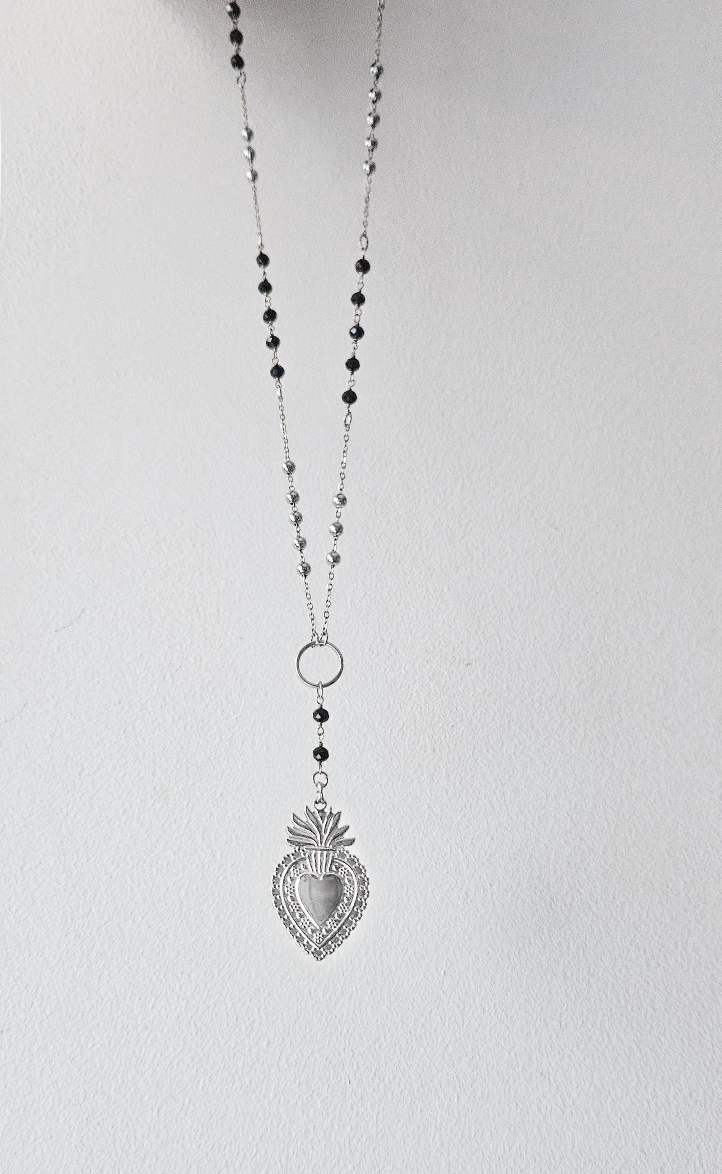Collar DEVOTION, exvoto, corazón sagrado, (oro + negro)