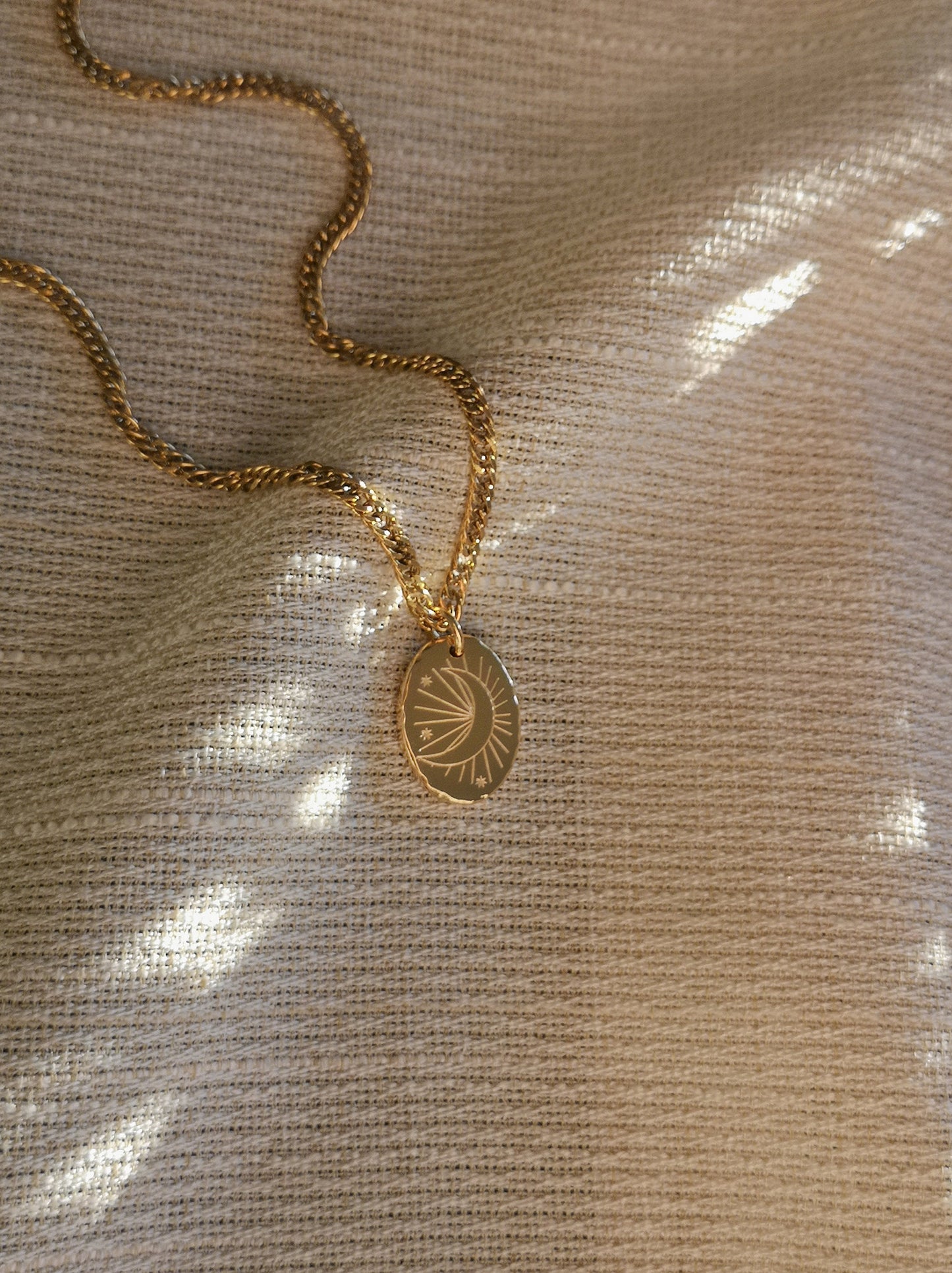 Collar luna, medalla luna,  LUNA CRECIENTE, amuleto para nuevos proyectos, acero inóxidable