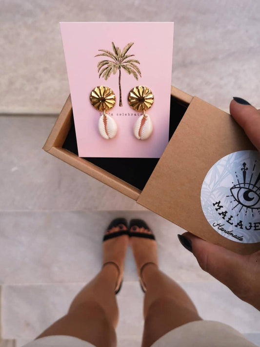 Pendientes Atabey, pendiente dorado con concha kauri, summer feeling, ocean vibes