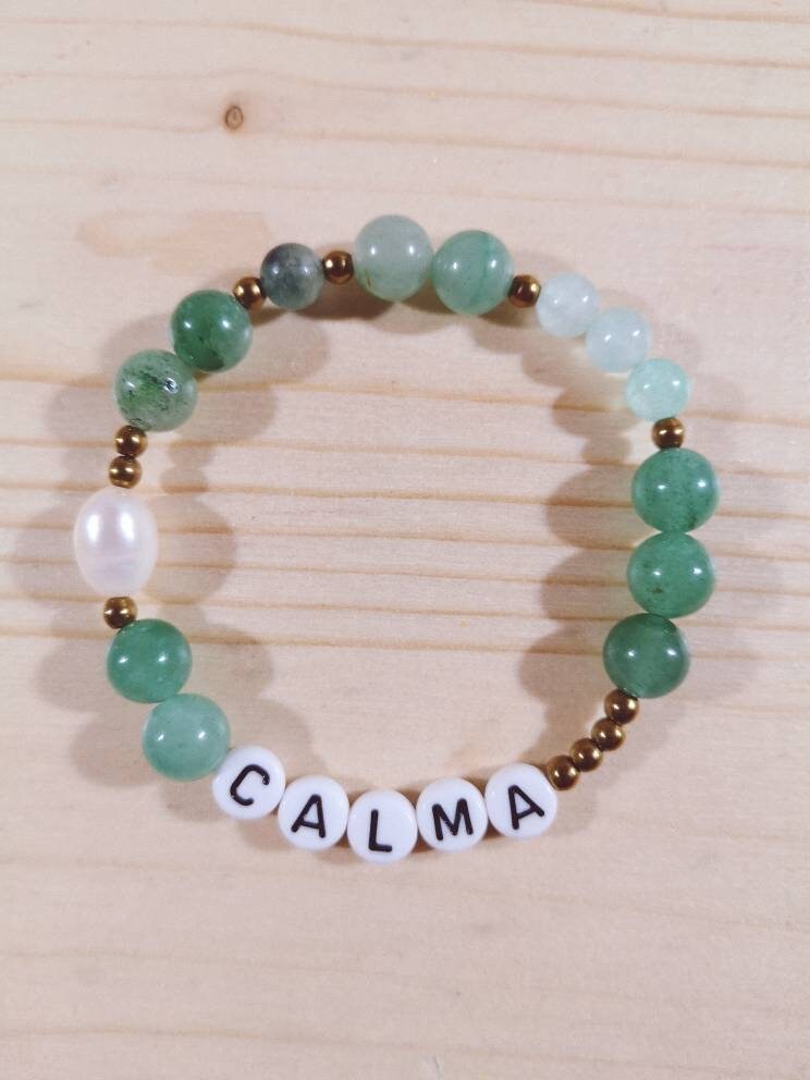 Pulsera de letras CALMA, piedra natural, perla