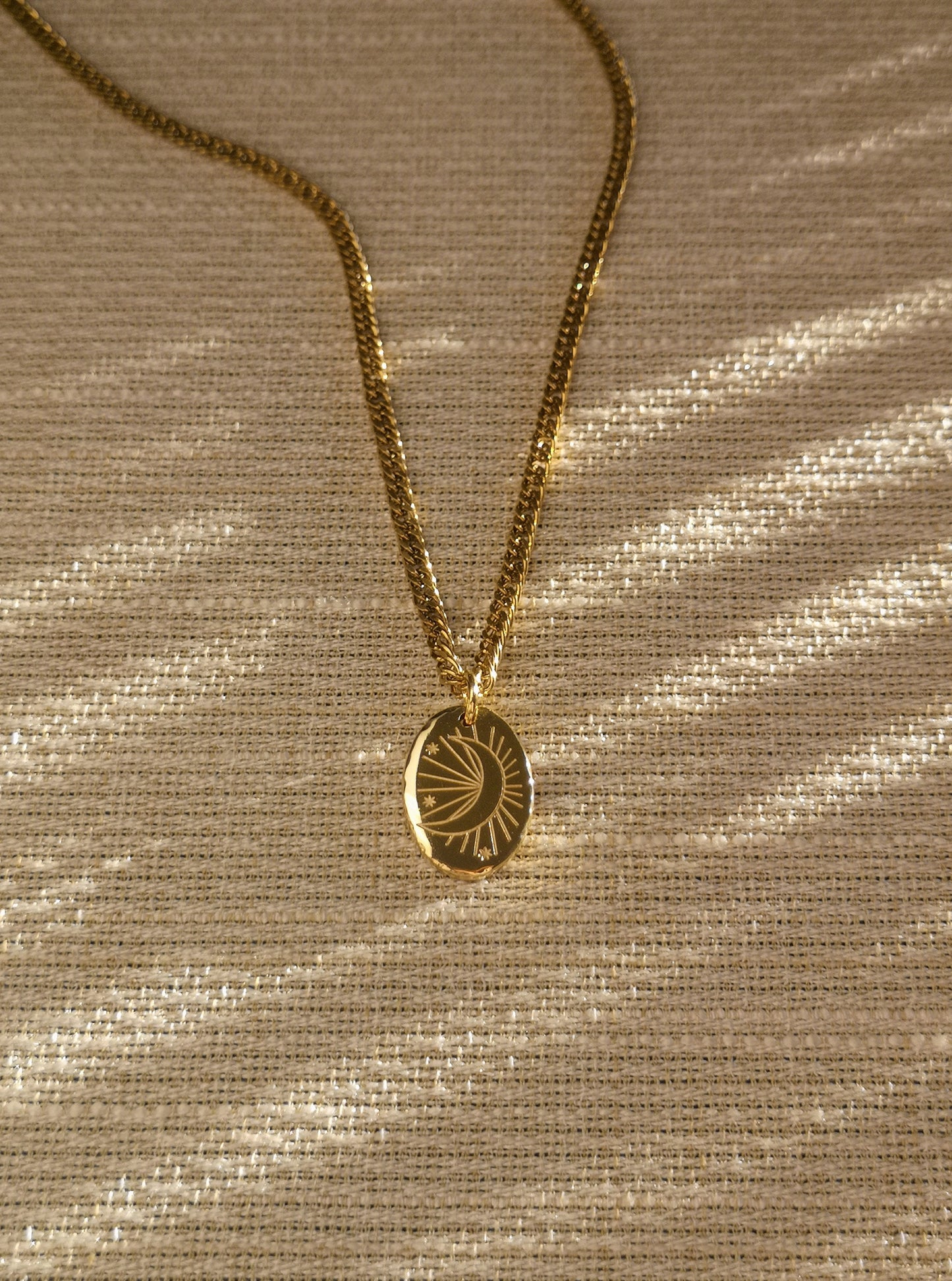 Collar luna, medalla luna,  LUNA CRECIENTE, amuleto para nuevos proyectos, acero inóxidable