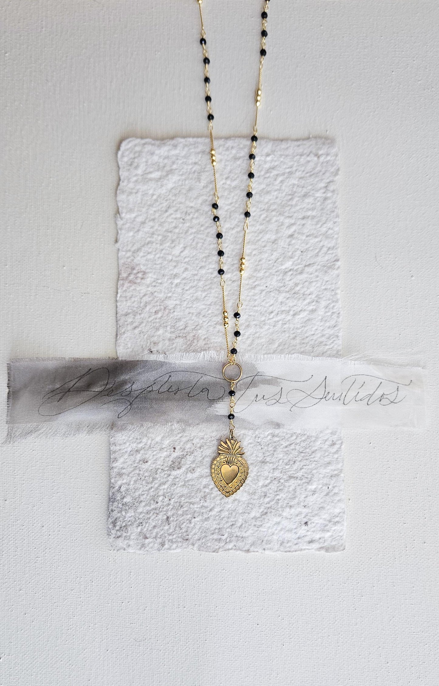 Collar DEVOTION, exvoto, corazón sagrado, (oro + negro)