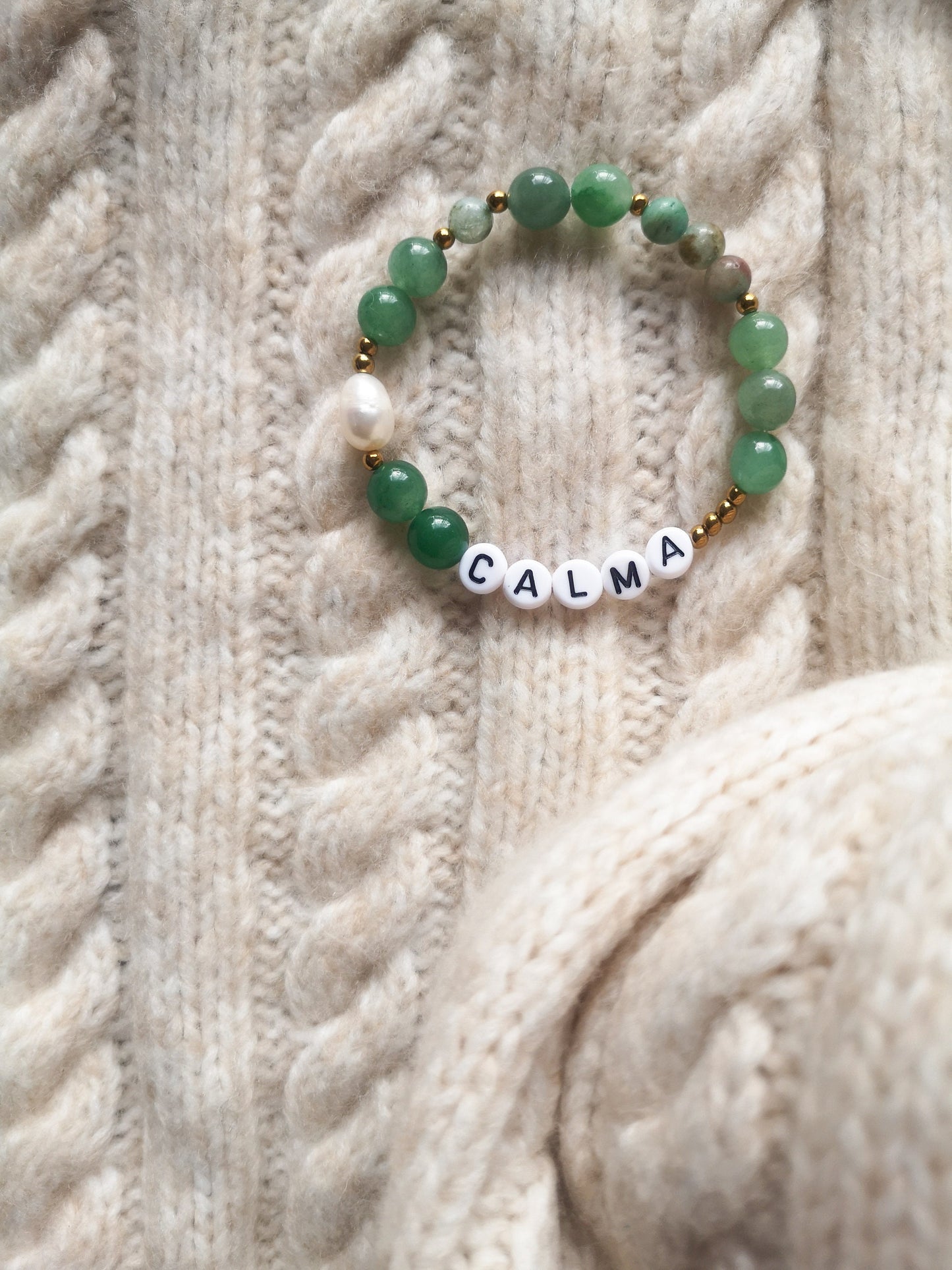 Pulsera de letras CALMA, piedra natural, perla