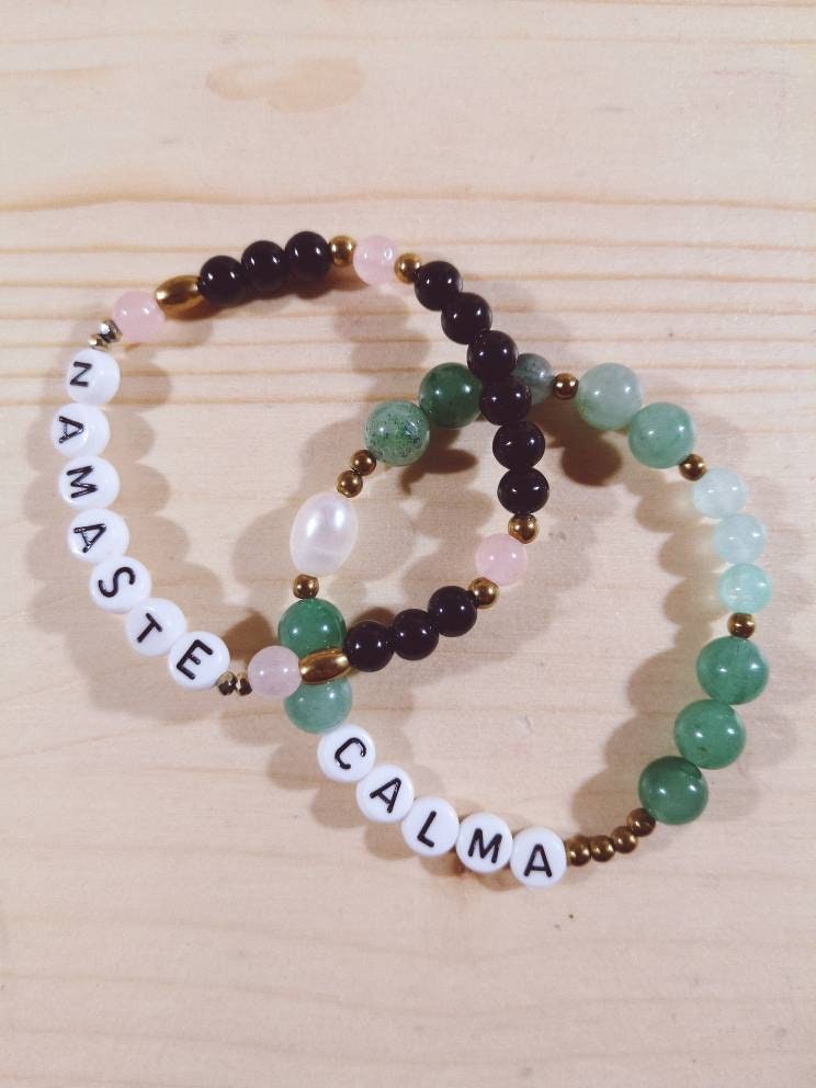Pulsera de letras CALMA, piedra natural, perla
