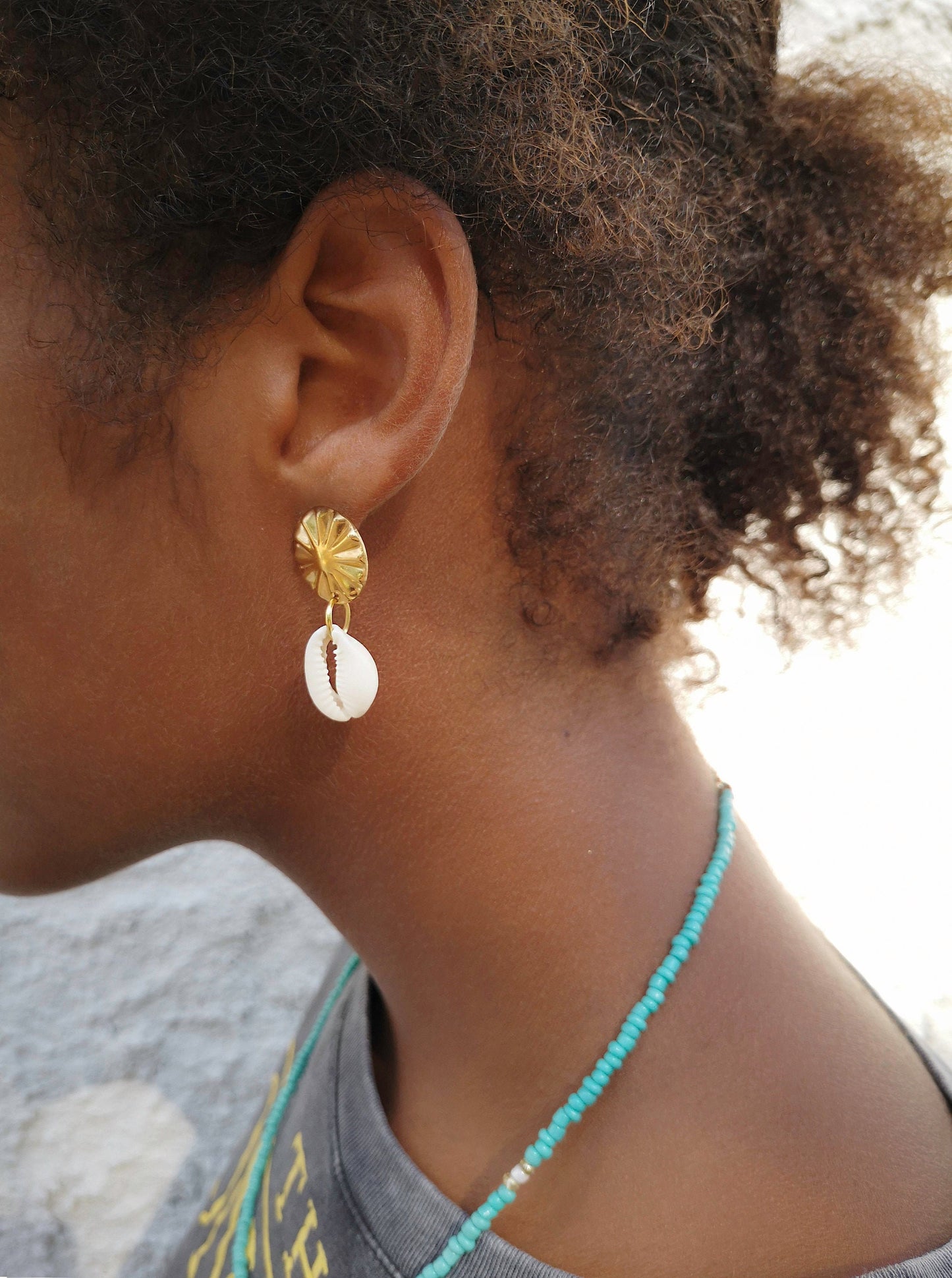 Pendientes Atabey, pendiente dorado con concha kauri, summer feeling, ocean vibes