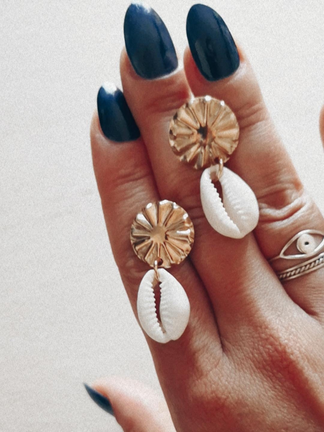 Pendientes Atabey, pendiente dorado con concha kauri, summer feeling, ocean vibes